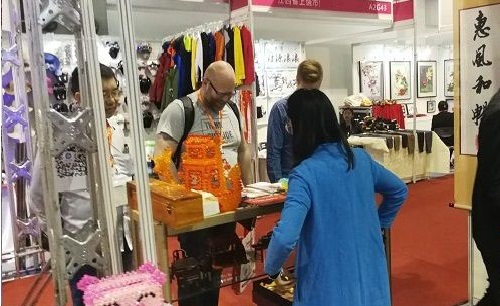 成品銷售新形態(tài)·移動潮品店，手工之家是這樣做的