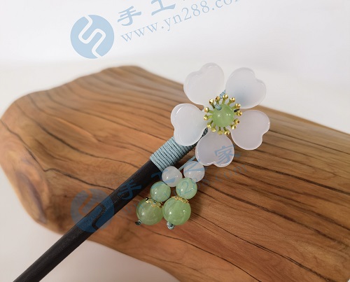 4月18日，想接正規(guī)廠家的手工項目，在家通過手工靈活就業(yè)，在手工之家如何咨詢、如何申請合作，圖為勵志珠珠繡串珠手工產(chǎn)品剪影