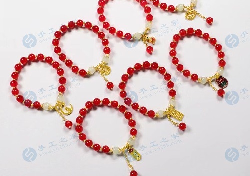 4月25日，在家做兼職的正規(guī)平臺，與家人一起做的靈活就業(yè)掙錢的副業(yè)，在手工之家產(chǎn)品為什么選擇多，圖為勵志珠珠繡串珠手工產(chǎn)品剪影