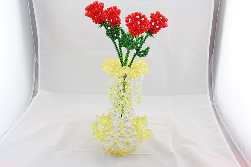 4月27日，在家里做什么可以掙錢又不用多投資，純手工項目受歡迎，手工之家的珠繡串珠項目好做在哪里，圖為勵志珠珠繡串珠手工產品剪影