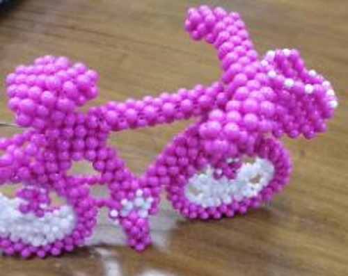 5月16日，外發(fā)手工領(lǐng)回家做，靈活就業(yè)好副業(yè)，正規(guī)+可靠，手工之家讓加工人員放心在家掙錢，圖為勵志珠珠繡串珠手工產(chǎn)品剪影