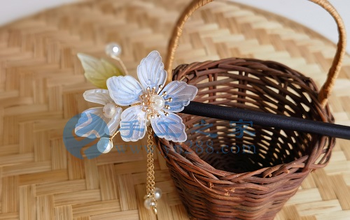 5月22日，家里干的手工活兼職，純手工加工項目，手工之家外發(fā)加工、成品銷售等都對外合作，圖為勵志珠珠繡串珠手工繡珠剪影