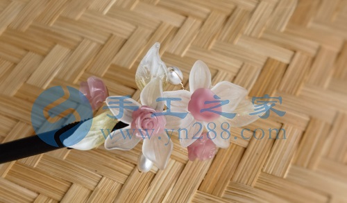 5月23日，外發(fā)手工領(lǐng)回家做，靈活就業(yè)手工項(xiàng)目，在家做手工掙錢，手工之家的手工項(xiàng)目適合農(nóng)村哪些人做，圖為勵(lì)志珠珠繡串珠手工產(chǎn)品剪影