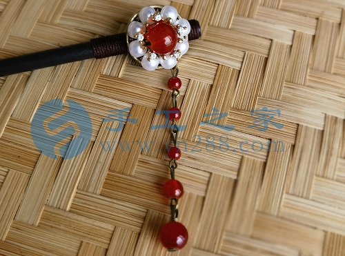 5月23日，外發(fā)手工領(lǐng)回家做，靈活就業(yè)手工項(xiàng)目，在家做手工掙錢，手工之家的手工項(xiàng)目適合農(nóng)村哪些人做，圖為勵(lì)志珠珠繡串珠手工產(chǎn)品剪影