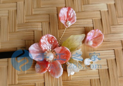 5月23日，外發(fā)手工領(lǐng)回家做，靈活就業(yè)手工項(xiàng)目，在家做手工掙錢，手工之家的手工項(xiàng)目適合農(nóng)村哪些人做，圖為勵(lì)志珠珠繡串珠手工產(chǎn)品剪影