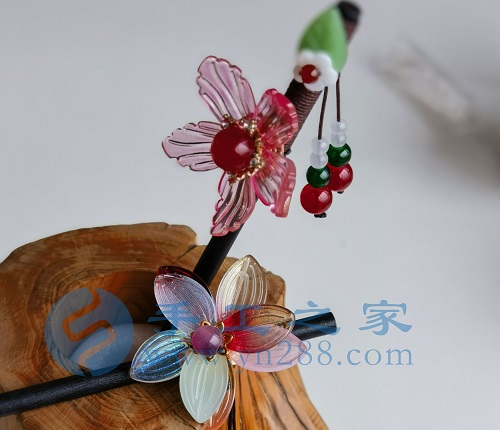 5月24日，手工活外發(fā)加工正規(guī)廠家直接發(fā)貨，純手工串珠，手工之家手工項目，在城市做的優(yōu)勢很明顯，圖為勵志珠珠繡串珠手工產(chǎn)品剪影