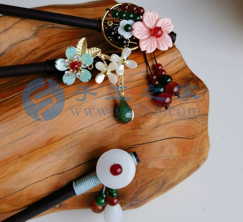 5月24日，手工活外發(fā)加工正規(guī)廠家直接發(fā)貨，純手工串珠，手工之家手工項目，在城市做的優(yōu)勢很明顯，圖為勵志珠珠繡串珠手工產(chǎn)品剪影