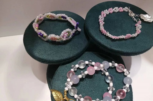 5月29日，外發(fā)加工接單平臺，靈活就業(yè)手工飾品廠項目，月底了，手工之家手工好，才有更好的合作和收入，圖為勵志珠珠繡串珠手工產(chǎn)品剪影