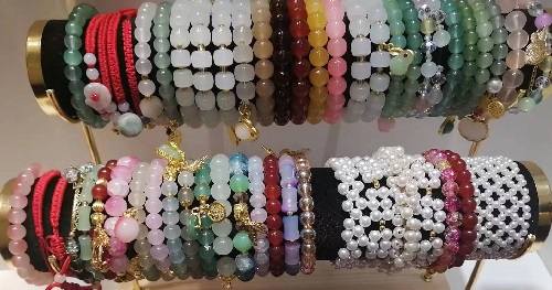 5月30日，手工活外發(fā)加工網(wǎng)，靈活就業(yè)好項(xiàng)目，傳承傳統(tǒng)手工，手工之家的外發(fā)手工項(xiàng)目如何，圖為勵(lì)志珠珠繡串珠手工產(chǎn)品剪影