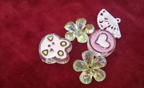 6月2日，在家里就能賺錢的工作，正規(guī)手工項目，靈活就業(yè)好選擇，手工之家手工事業(yè)發(fā)展離不開銷售體系，圖為勵志珠珠繡串珠手工材料剪影