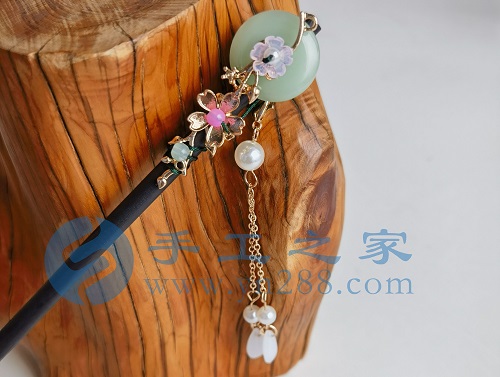 6月4日，手工活接單正規(guī)平臺，拿回家做的手工項目，可以開飾品加工廠，手工之家讓大家居家手工掙錢有底氣，圖為勵志珠珠繡串珠手工產(chǎn)品剪影