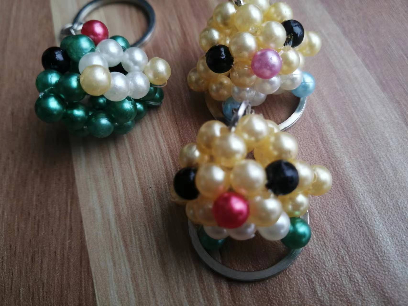 6月10日，手工活外發(fā)加工網(wǎng)，在家做串珠手工掙錢，在手工之家,這幾點(diǎn)決定了成品銷售做的好,圖為勵志珠珠繡串珠手工產(chǎn)品剪影