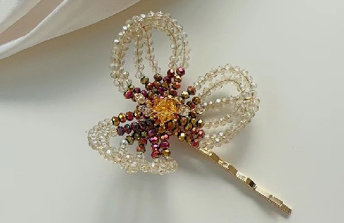 6月12日，手工活兼職招聘信息，在家做串珠手工項(xiàng)目掙錢，手工之家的純手工適合家里靈活就業(yè)創(chuàng)業(yè)，圖為勵志珠珠繡串珠手工產(chǎn)品剪影
