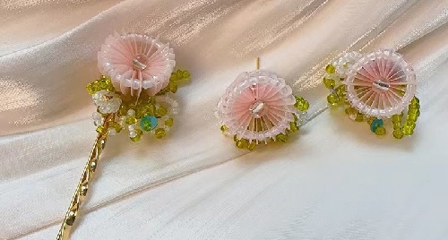 6月13日，外發(fā)加工接單，開(kāi)飾品加工廠，正規(guī)廠家的手工，手工之家的手工實(shí)力因?yàn)槭冀K綜合發(fā)展，圖為勵(lì)志珠珠繡串珠手工產(chǎn)品剪影