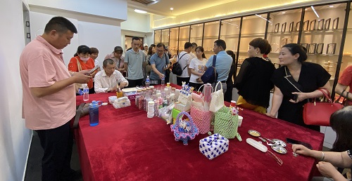 飾品加工廠+移動潮品店，讓大家一起做手工掙錢 ------ 記石家莊項(xiàng)目考察團(tuán)隊(duì)到手工之家考察合作