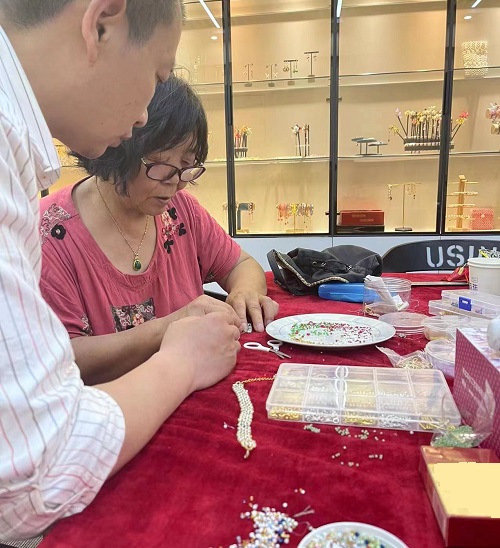 山東69歲崔大媽來手工之家考察學(xué)習(xí)合作，為什么做的比很多人都要強(qiáng)