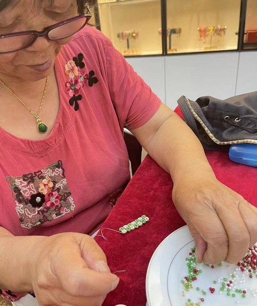 山東69歲崔大媽來手工之家考察學(xué)習(xí)合作，為什么做的比很多人都要強(qiáng)