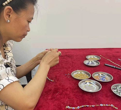 山東69歲崔大媽來手工之家考察學(xué)習(xí)合作，為什么做的比很多人都要強(qiáng)