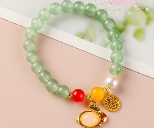 6月19日，手工活外發(fā)一手貨源，開飾品加工廠，居家副業(yè)掙錢，手工之家的純手工產(chǎn)品讓人喜歡，圖為勵(lì)志珠珠繡串珠手工產(chǎn)品剪影