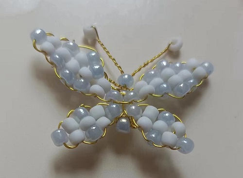 6月27日，外發(fā)手工活正規(guī)平臺，開飾品加工廠，在家做手工掙錢，選手工之家和手工項(xiàng)目，因?yàn)檎鎸?shí)，圖為加工人員做好的珠繡串珠手工產(chǎn)品剪影