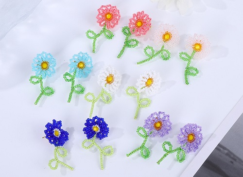 7月1日，手工活外發(fā)一手貨源，開(kāi)飾品加工廠，在家兼職手工活掙錢(qián)，在手工之家，軟實(shí)力和硬實(shí)力都讓人放心，圖為勵(lì)志珠珠繡串珠手工產(chǎn)品剪影