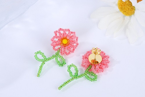 7月1日，手工活外發(fā)一手貨源，開(kāi)飾品加工廠，在家兼職手工活掙錢(qián)，在手工之家，軟實(shí)力和硬實(shí)力都讓人放心，圖為勵(lì)志珠珠繡串珠手工產(chǎn)品剪影