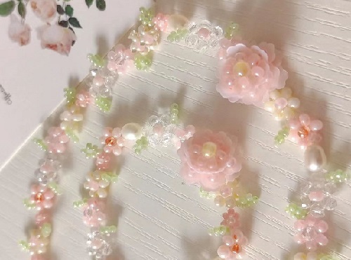 7月11日，外發(fā)手工活正規(guī)平臺(tái)，手工靈活就業(yè)創(chuàng)業(yè)，開(kāi)飾品加工廠，在手工之家,選擇了就要信任和認(rèn)真，圖為串珠米珠繡手工產(chǎn)品剪影