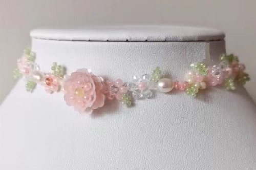 7月11日，外發(fā)手工活正規(guī)平臺(tái)，手工靈活就業(yè)創(chuàng)業(yè)，開(kāi)飾品加工廠，在手工之家,選擇了就要信任和認(rèn)真，圖為串珠米珠繡手工產(chǎn)品剪影