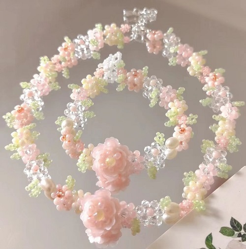 7月11日，外發(fā)手工活正規(guī)平臺(tái)，手工靈活就業(yè)創(chuàng)業(yè)，開(kāi)飾品加工廠，在手工之家,選擇了就要信任和認(rèn)真，圖為串珠米珠繡手工產(chǎn)品剪影