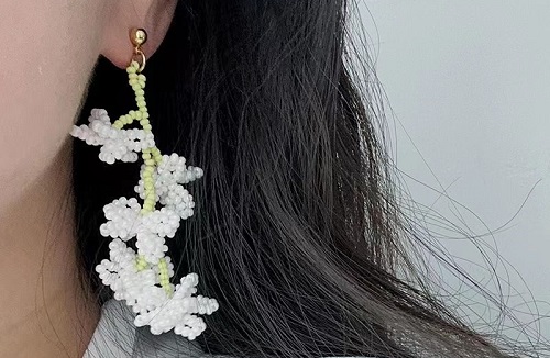 7月16日，手工活外發(fā)一手貨源，開飾品加工廠，居家靈活就業(yè)創(chuàng)業(yè)好選擇，與手工之家合作，遠近不是問題，圖為串珠米珠繡手工產品剪影