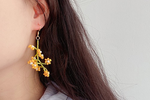 7月19日，可在家做的兼職手工活，想接正規(guī)廠家的手工項(xiàng)目，開(kāi)飾品加工廠，放心在家做手工副業(yè)，與手工之家合作，加工好的合格產(chǎn)品有兩條出路，圖為串珠米珠繡手工產(chǎn)品剪影