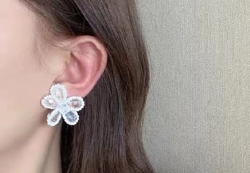 7月23日，手工活兼職招聘信息，開(kāi)飾品加工廠，在家做手工副業(yè)靈活就業(yè)，在手工之家，這一方面沒(méi)有竅門(mén)，好好干才有好收獲，圖為串珠米珠繡手工產(chǎn)品剪影