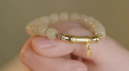 7月24日，手工活外發(fā)加工正規(guī)的廠家，開飾品加工廠，靈活就業(yè)項(xiàng)目，與手工之家合作，靈活自由，但態(tài)度不能放松，圖為串珠純手工產(chǎn)品剪影