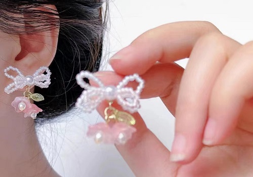 7月27日，手工活外發(fā)加工可靠嗎？在家做手工副業(yè)掙錢，開飾品加工廠，在手工之家，大家情況不一樣，服務(wù)也會具體化，圖為串珠米珠繡手工產(chǎn)品剪影