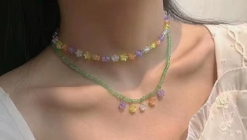 7月31日，在家做兼職的正規(guī)平臺，開飾品加工廠，居家手工好副業(yè)，在手工之家,要多掙錢只能認(rèn)真和努力，圖為串珠米珠繡手工產(chǎn)品剪影