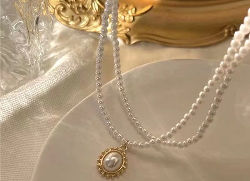 8月1日，外發(fā)手工領(lǐng)回家做，開飾品加工廠，在家做手工副業(yè)掙錢，在手工之家,靈活就業(yè)、創(chuàng)業(yè)都可以，圖為串珠米珠繡手工產(chǎn)品剪影