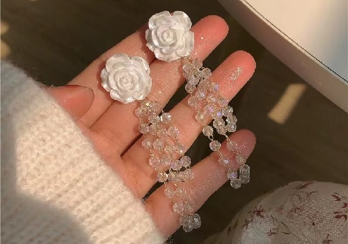 8月3日，手工活兼職可帶回家，手工靈活就業(yè)的好副業(yè)，開飾品加工廠，在手工之家，用手工收入詮釋對家庭和手工的愛與責任，圖為串珠米珠繡手工產品剪影