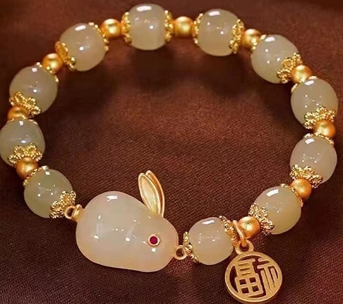 8月6日，手工兼職在家做是真的嗎？在家可以做的兼職工作，開飾品加工廠，正規(guī)手工活外發(fā)加工網(wǎng)副業(yè)，在手工之家，銷售好，才能一直有活兒做，圖為串珠純手工手鏈產(chǎn)品剪影