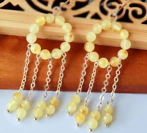 8月7日，手工兼職的正規(guī)網(wǎng)站，手工活外發(fā)加工正規(guī)廠家，開飾品加工廠，在家做的手工靈活就業(yè)，手工之家的創(chuàng)新對手工發(fā)展的重要性，圖為串珠米珠繡手工產(chǎn)品剪影