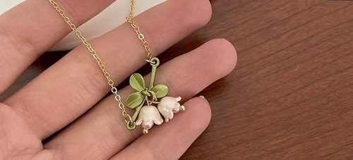 8月10日，手工活外發(fā)加工正規(guī)廠家直接發(fā)貨，手工靈活就業(yè)好選擇，開飾品加工廠，在手工之家,什么人收入更好？圖為飾品類串珠手工產(chǎn)品剪影