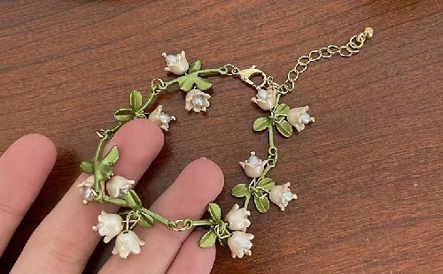 8月10日，手工活外發(fā)加工正規(guī)廠家直接發(fā)貨，手工靈活就業(yè)好選擇，開飾品加工廠，在手工之家,什么人收入更好？圖為飾品類串珠手工產(chǎn)品剪影