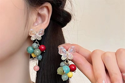 8月11日，在家怎么接手工活掙錢，在家做兼職的正規(guī)平臺，與家人一起掙錢的副業(yè)，開飾品加工廠，喜歡串珠手工，因為手工之家在這些方面做的好，圖為串珠米珠繡手工產(chǎn)品剪影