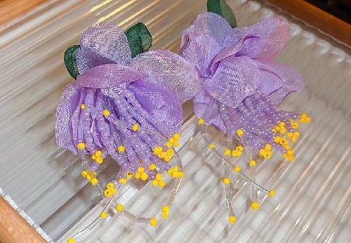 8月15日，在家做的手工活正規(guī)平臺(tái)，在家可以做的兼職工作，居家靈活就業(yè)好副業(yè)，開(kāi)飾品加工廠，為了合作共贏，手工之家一直這樣做，圖為串珠米珠繡手工產(chǎn)品剪影