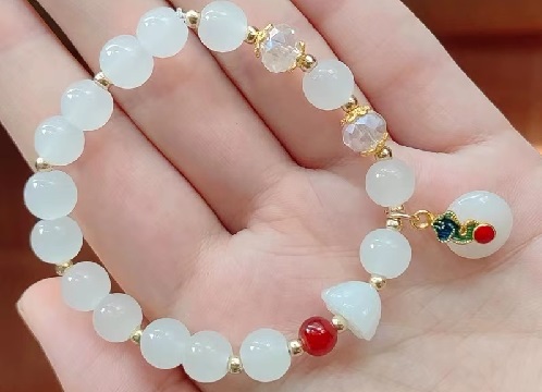 8月20日，兼職手工活可以帶回家做的，居家靈活就業(yè)好副業(yè)，開(kāi)飾品加工廠，長(zhǎng)期穩(wěn)定,在手工之家就是實(shí)力，圖為飾品類串珠手工產(chǎn)品剪影