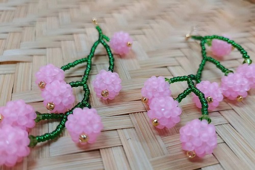 8月28日，手工活拿回家做在哪里找，居家就業(yè)好副業(yè)，在手工之家，靈活就業(yè)指什么合作，圖為串珠米珠繡手工產(chǎn)品剪影