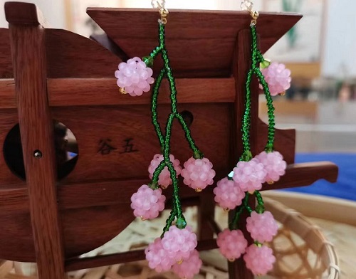 8月28日，手工活拿回家做在哪里找，居家就業(yè)好副業(yè)，在手工之家，靈活就業(yè)指什么合作，圖為串珠米珠繡手工產(chǎn)品剪影
