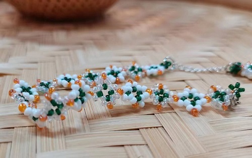 8月29日，手工活接單正規(guī)平臺，可靠的串珠手工，開飾品加工廠，在手工之家，應該如何手工創(chuàng)業(yè)，圖為串珠米珠繡手工產(chǎn)品剪影