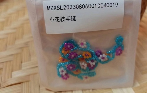 9月4日，手工活兼職招聘信息，正規(guī)可靠的手工項目，開飾品加工廠，手工之家的良好發(fā)展在于不斷創(chuàng)新，圖為串珠米珠繡手工產(chǎn)品剪影