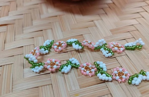 9月11日，手工活外發(fā)加工可靠嗎？靈活就業(yè)好手工，開飾品加工廠，手工之家的產(chǎn)品優(yōu)勢，圖為飾品類串珠純手工產(chǎn)品剪影
