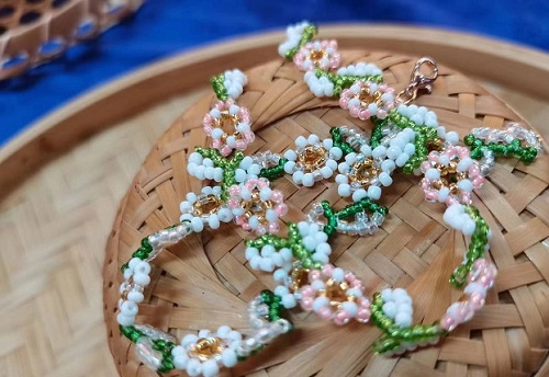 9月11日，手工活外發(fā)加工可靠嗎？靈活就業(yè)好手工，開飾品加工廠，手工之家的產(chǎn)品優(yōu)勢，圖為飾品類串珠純手工產(chǎn)品剪影